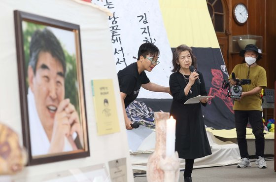 고 김지하 시인 추모제가 25일 서울 종로구 천도교 대교당에서 열렸다. 이날 미야타 마리에 일본 전 중앙공론사 편집장이 추모사를 하고 있다. 미야타는 오적 등 김 시인의 시를 일본에 소개한 장본인다. 김상선 기자