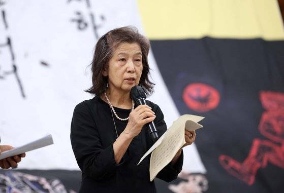 김지하 시인의 '오적'등 작품을 일본에 알리고, 시인의 구속 수감 당시 전 세계 지식인들의 구명운동을 불러일으킨 미야타 마리에 전 일본 중앙공론 편집장은 "김지하 시인의 그 이상하지만 상냥함이 민주화 투쟁을 움직였다고 생각한다"며 "그 자상함으로 현대 사회에서 얼마나 상처받았을지, 강한 정신과 너무 섬세한 감성이 요동치는 괴로운 인생이 아니었을까"라고 회고했다. 김상선 기자
