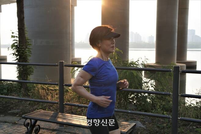 집 근처 한강변 10km를 달리는 시간은 김순옥씨에게 오로지 혼자될 수 있는 힐링 시간이다.