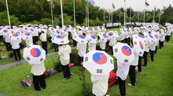 25일 부산 남구 유엔기념공원에서 열린 ‘제 72주년 6.25전쟁 참전 유엔전몰용사 추모제’에 한국자유총연맹 회원들이 상징구역에서 묵념을 하고 있다.