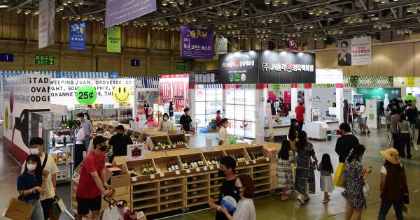 25일 부산 벡스코에서 열린 ‘2022부산브랜드페스타’에서 관람객들이 전시장을 둘러보고 있다.