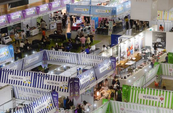 25일 부산 벡스코에서 열린 ‘2022부산브랜드페스타’에서 관람객들이 전시장을 둘러보고 있다.