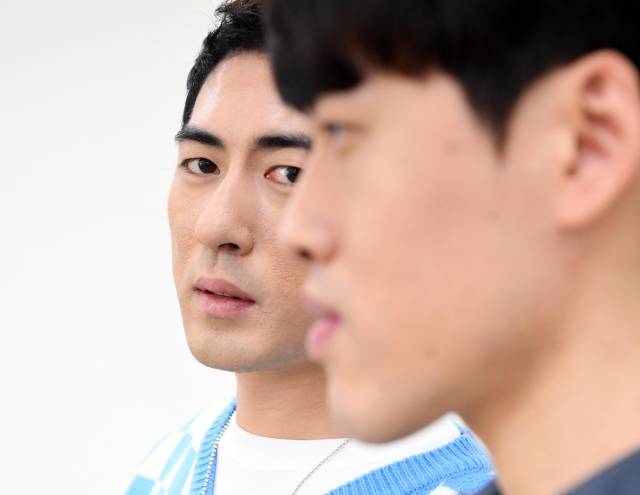 유튜브 채널 ‘숏박스’ 출연자 김원훈(왼쪽)과 조진세가 지난 21일 서울 마포구 인근에서 국민일보와 인터뷰 전 포즈를 취하고 있다. 이한형 기자.