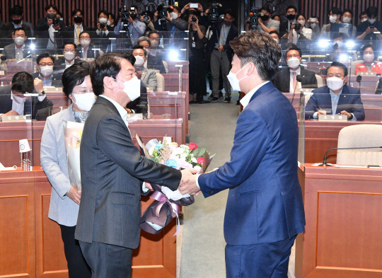 국민의힘 이준석 국민의힘 대표가 지난 14일 국민의힘 의원총회에서 안철수 의원에게 꽃다발을 전달하고 있다. / 사진=연합뉴스