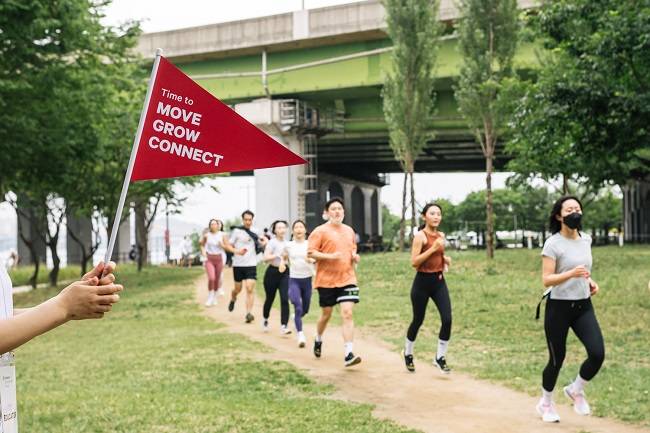 룰루레몬 `비 유 비 웰(Be You Be Well) 페스티벌 참가자들이 러닝을 즐기고 있다. <사진제공=룰루레몬>