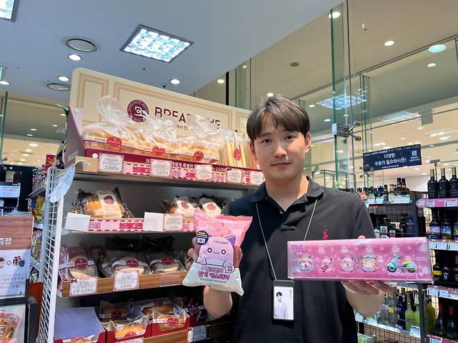 지난 22일 최원필 GS25 카운터FF(Fresh Food)파트 MD가 서울 강남구 역삼동 GS타워 1층에 있는 GS25강남점에서 '메이플스토리빵'과 '핑크빈 피규어'를 들고 있다/사진= 임찬영 기자
