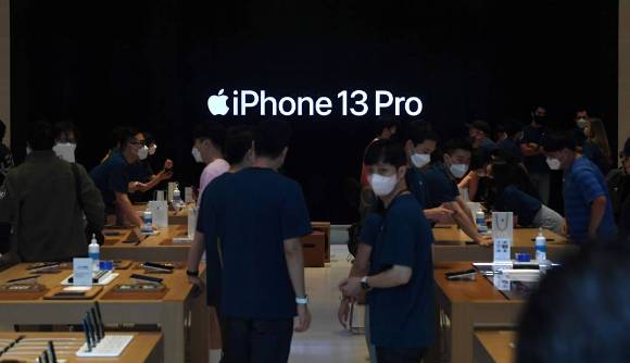 애플 신형 스마트폰 '아이폰13' 시리즈가 국내 정식 출시되자 서울 강남구 애플스토어 가로수길에서 고객들이 '아이폰13'을 살펴보고 있다. /사진=머니S 장동규 기자