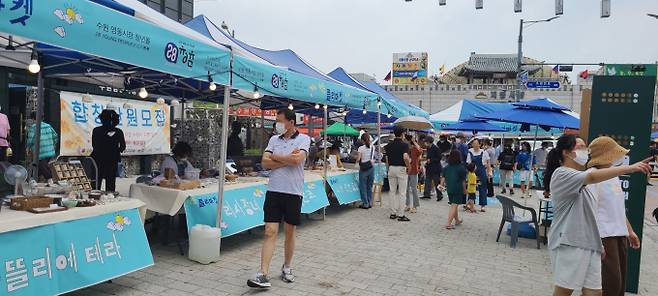 25일 팔달문 고객지원센터 앞에서 열린 ‘28청춘 청년몰 플리마켓’. / 사진제공=수원시