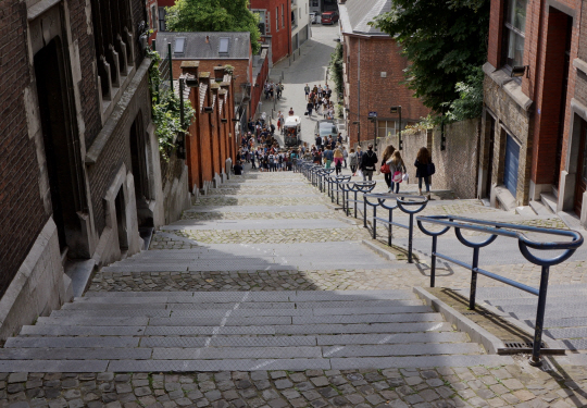벨기에 리에주의 몽타뉴 드 부랑 계단. 1881년 만들어진 이 계단은 374개의 단으로 이뤄져 있다.