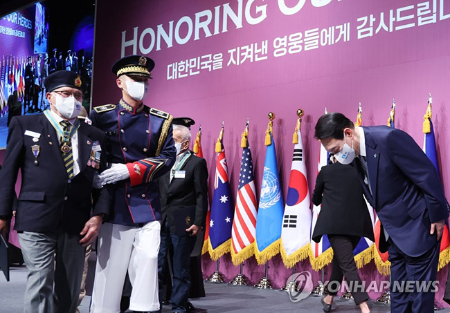 유엔 참전용사에게 고개숙여 인사하는 윤석열 대통령 : (서울=연합뉴스) 안정원 기자 = 윤석열 대통령이 6ㆍ25전쟁 72주년을 하루 앞둔 24일 서울 중구 신라호텔에서 열린 국군 및 유엔군 참전유공자 초청 오찬에서 존 마이클 몰나르(캐나다. 당시 해군 상등병) 참전용사에게 평화의 사도 메달을 수여한 뒤 고개숙여 인사하고 있다. 2022.6.24