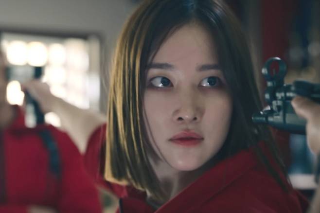 넷플릭스 오리지널 시리즈 '종이의 집: 공동경제구역'이 공개됐다. 그러나 1, 2부에 나눠서 순차 공개돼 이용자들의 아우성이 크다. [넷플릭스 유튜브 갈무리]