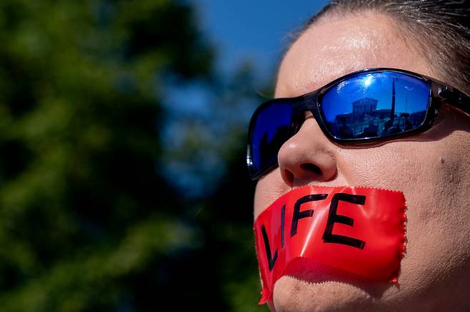 6일(현지시간) 미국 워싱턴DC에서 낙태 반대 시위자의 선글라스에 미국 연방대법원 건물이 반사되고 있다.[연합]