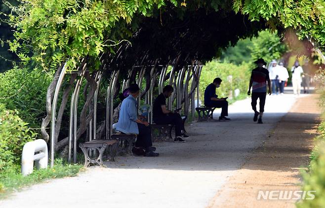 [광주=뉴시스] 류형근 기자 = 무더위가 기승을 부리고 있는 20일 오전 광주 서구 풍암호수공원 나무그늘에서 시민들이 더위를 피해 휴식을 취하고 있다. 2022.06.20. hgryu77@newsis.com