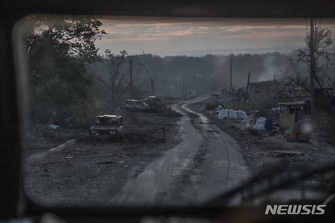 [세베로도네츠크=AP/뉴시스] 8일(현지시간) 우크라이나 루한스크주 세베로도네츠크 최전선 격전 지역 도로에 파괴된 차량이 버려져 있다. 2022.06.10.