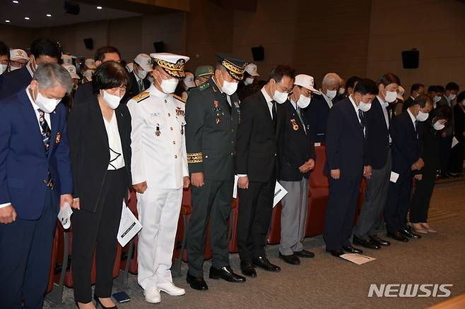 [창원=뉴시스] 홍정명 기자=25일 오전 경남도청 신관 대강당에서 열린 '6·25전쟁 제72주년 행사'에 참석한 하병필 경남도지사 권한대행 등이 순국선열 및 호국영령에 대한 묵념을 하고 있다.(사진=경남도 제공) 2022.06.25. photo@newsis.com