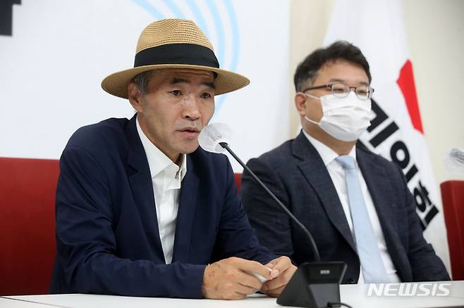 [서울=뉴시스] 김선웅 기자 = 해수부 공무원 피격사건 유족인 이래진 씨가 지난 24일 서울 여의도 국회에서 권성동 원내대표 등 국민의힘 해수부 공무원 피격사건 진상조사 TF와 간담회를 하고 있다. 2022.06.24. mangusta@newsis.com