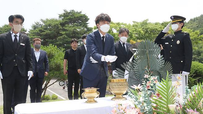 국립대전현충원의 고 백선엽 장군 묘역 참배한 이준석 국민의힘 대표