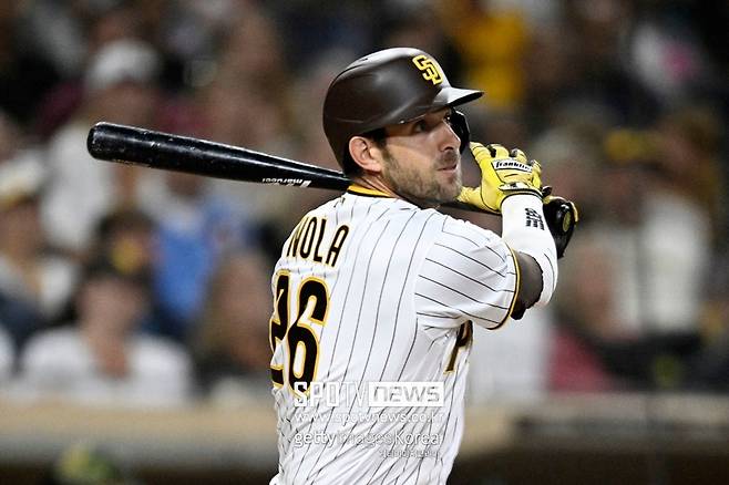 ▲ 샌디에이고 파드리스 포수 오스틴 놀라가 동생 애런 놀라를 상대로 결승타를 기록했다.