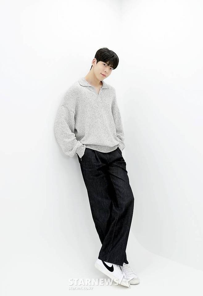 배우 최우성이 17일 오후 서울 종로구 스타뉴스 사옥에서 진행된 영화 '룸 쉐어링' 개봉 인터뷰에 앞서 포즈를 취하고 있다.  최우성은 극 중 에서 장래 펫시터가 되고 싶은 프로 N잡러 대학생 한지웅 역을 맡았다.  '룸 쉐어링'은 까다롭고 별난 할머니 '금분'(나문희 분)과 흙수저 대학생 '지웅'의 한집살이 프로젝트를 그린 영화. 오는 6월 22일 개봉한다. 2022.06.17 /사진=김창현 기자 chmt@