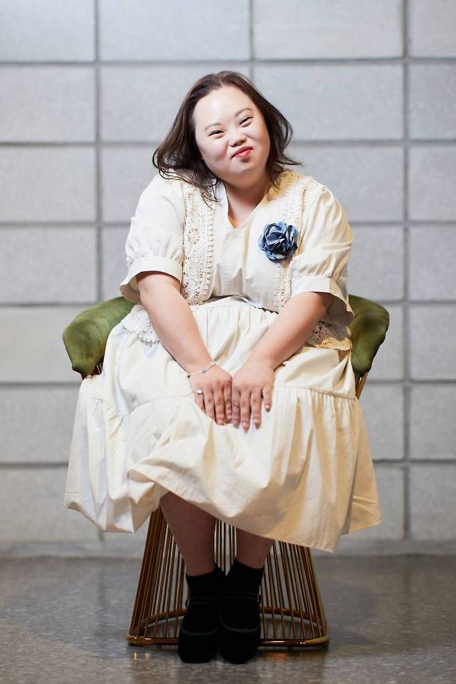 다큐멘터리 영화 '니 얼굴'의 정은혜 작가가 17일 진행된 라운드 인터뷰를 위해 포즈를 취하고 있다. 발달장애인 은혜씨가 문호리리버마켓의 인기 셀러로 거듭나며 진정한 아티스트로 성장하는 과정을 담아낸 다큐멘터리 영화 '니얼굴'은 오는 23일 개봉된다. /사진제공=영화사 진진 2022.06.17