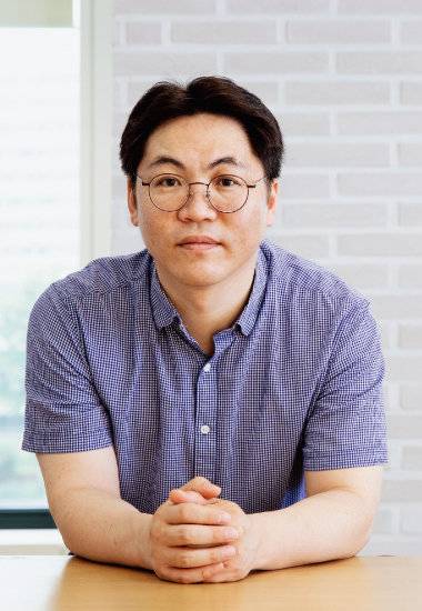 ‘ETF 처음공부’ 저자이자 자산배분 투자 전문가로 일컬어지는 김성일 씨. [지호영 기자]