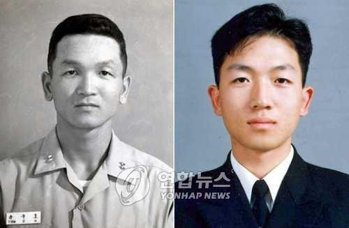 해사 출신 부자의 조국수호  (인천=연합뉴스) 제2연평해전에서 전사한 윤영하 소령(오른쪽)과 아버지 윤두호(왼쪽)씨의 해군 장교 시절 사진. 해군사관학교 18기인 아버지 윤씨는 50기인 아들의 32년 선배다. 
[연합뉴스 자료 사진]