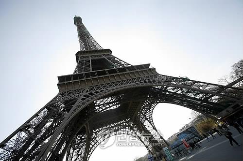 트로카데로 광장쪽에서 올려다본 에펠탑 1889년 엑스포를 계기로 건축된 에펠탑을 두고 많은 프랑스 예술가가 반대 의견을 표명했다. 과장이 섞였겠지만 에펠탑을 몹시 싫어했던 모파상은 파리 시내에서 유일하게 에펠탑이 보이지 않는 탑 안 레스토랑에서 매일같이 식사를 했다는 이야기가 전해진다. [EPA 연합뉴스 자료사진. 재판매 및 DB 금지]