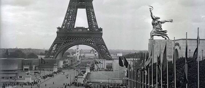 1937년 파리 엑스포 행사장 전경 멀리 에펠탑이 보인다. 오른쪽 소련관 지붕에 '노동자와 콜호스 여성상'이 설치돼 있다. [국제박람회기구(BIE) 홈페이지·재판매 및 DB 금지]