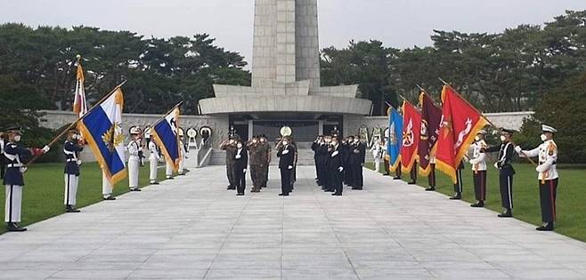 (서울=연합뉴스) 25일 이종섭 국방부장관(가운데)이 국립서울현충원에서 참배하는 현장에 해병대기(오른쪽 첫번째 깃발)가 배치됐다. [독자제공]