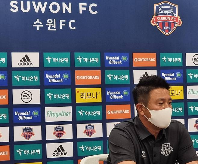 취재진에 각오 밝히는 수원FC 김도균 감독 [촬영 이의진]