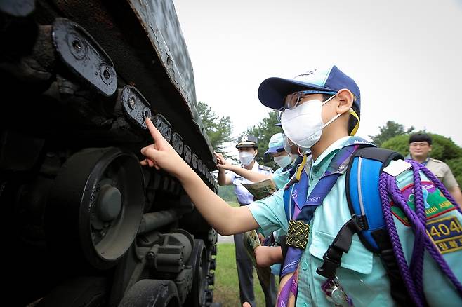 (서울=연합뉴스) 25일 육군사관학교는 호국보훈의 달을 맞아 25일 한국스카우트연맹 소속 초등학생 대원 70여 명을 초청해 '청소년 호국안보 어드벤처' 행사를 진행했다. 사진은 육사생도의 설명을 들으며 전차를 살펴보는 스카우트 대원들. [육사 제공. 재판매 및 DB 금지]