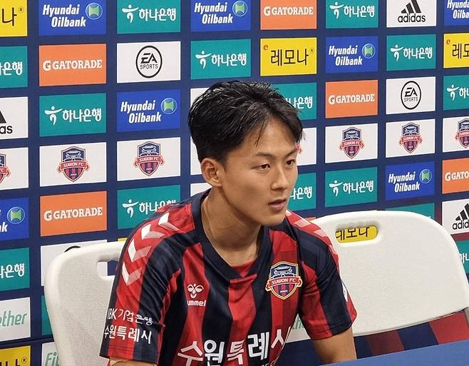 취재진에게 답하는 이승우 [촬영 이의진]