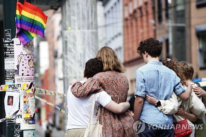 (오슬로 EPA=연합뉴스) 25일(현지시간) 총격 사건이 발생한 노르웨이 오슬로 현장 인근에서 사람들이 서 있다. 2022.6.25 photo@yna.co.kr [EPA/Terje Pedersen. 재판매 및 DB 금지]