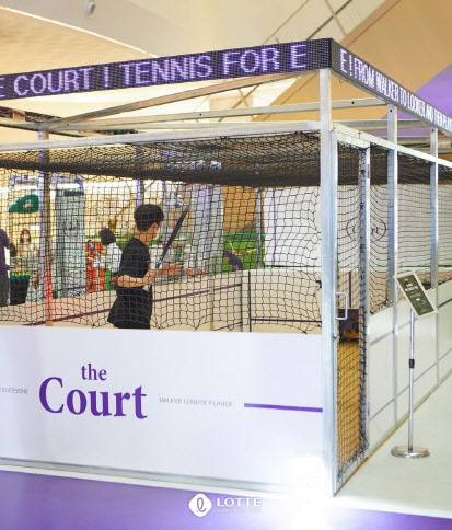 ▲고객이 롯데백화점 테니스 팝업 스토어 ‘더코트’에 있는 볼 머신 미니 테니스 게임을 진행하고 있다. (사진=롯데백화점