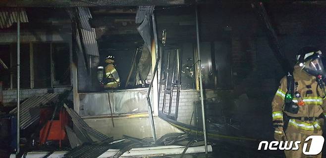 26일 오전 2시56분쯤 불이 난 경북 상주시 청리면 가천리의 단독주택에서 소방대원들이 진화 후 내부를 살펴보고 있다.(경북소방본부 제공)© 뉴스1