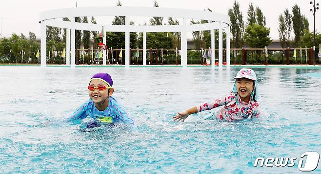 신종 코로나 바이러스 감염증(코로나19) 확산 이후 3년 만에 개장한 서울 여의도 한강공원 수영장에서 지난 24일 어린이들이 즐거운 시간을 보내고 있다. /뉴스1 © News1 박지혜 기자