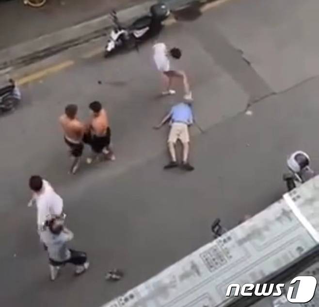 지난 6월24일 중국 타이위안에서 한 무리의 젊은 남녀가 노인을 폭행하는 사건이 발생했다.(웨이보 갈무리)© 뉴스1