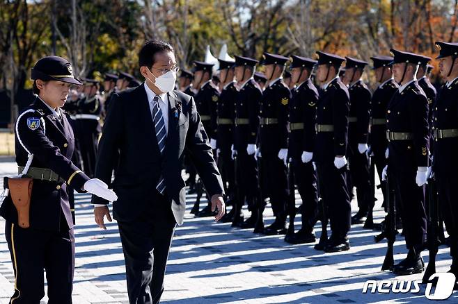 기시다 후미오 일본 총리가 27일 (현지시간) 도쿄 네리마에 있는 육상 자위대의 아사카 주둔지에서 사열을 하고 있다.  2021.11.27/뉴스1© AFP=뉴스1 © News1 우동명 기자