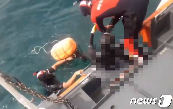 26일 오전 10시5분쯤 제주시 옹포포구 인근 해상에서 표류하던 해녀 2명이 제주해양경찰서 한림파출소에 의해 구조되고 있다.(제주해양경찰서 제공)2022.6.26/뉴스1© 뉴스1