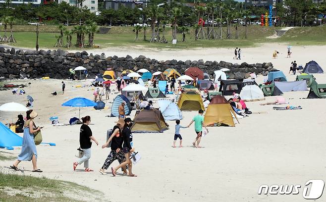 올해 첫 폭염주의보가 내려진 26일 제주시 함덕해수욕장 백사장에 피서객들의 텐트가 줄지어 있다. 이곳을 포함한 제주지역 해수욕장 12곳은 7월 1일 정식 개장한다. 2022.6.26/뉴스1 © News1 홍수영 기자