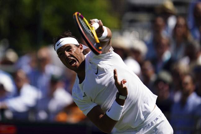 라파엘 나달이 2022 윔블던 개막에 앞서 지난 22일(현지시간) 영국 헐링엄테니스클럽에서 열린 시범경기에서 스탄 바브링카에게 서브를 넣고 있다. 헐링턴|AP 연합뉴스