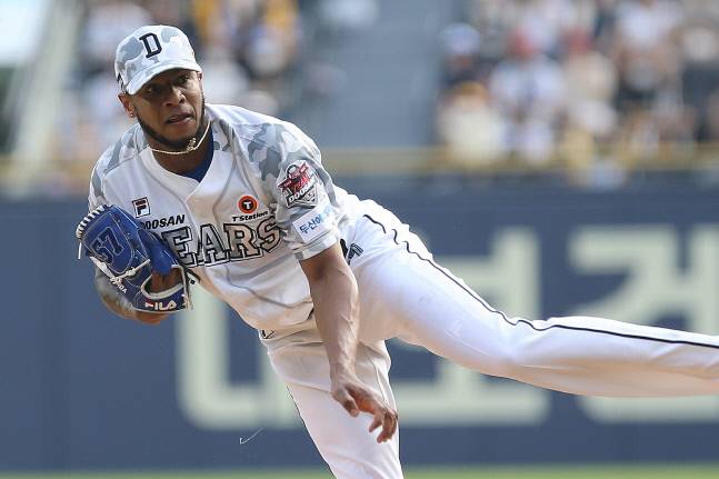 두산 외국인 투수 아리엘 미란다가 25일 잠실구장에서 열린 KIA전에 선발등판해 투구하고 있다. 사진제공 | 두산 베어스