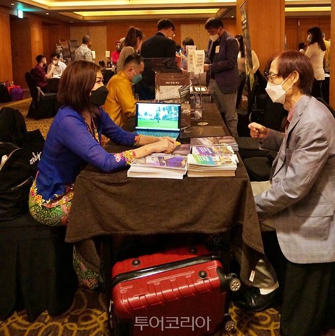 말레이시아 트래블마트에서 한국 여행업 관계자들과 상담을 진행. 실질적인 비지니스 교류를 모색했다.&nbsp;