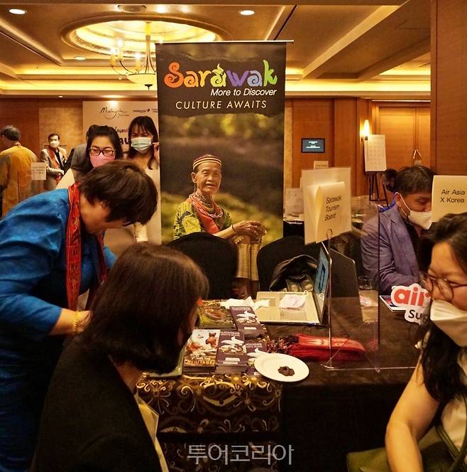 말레이시아 트래블마트에서 한국 여행업 관계자들과 상담을 진행. 실질적인 비지니스 교류를 모색했다.&nbsp;