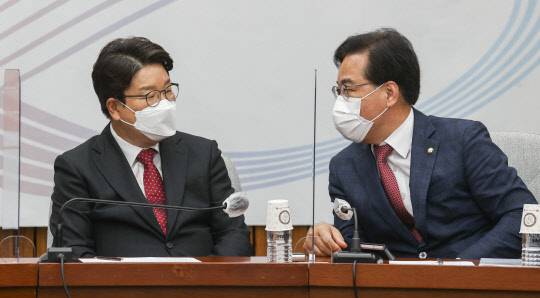 국민의힘 권성동(왼쪽) 원내대표가 지난 6월24일 오전 서울 여의도 국회 본관에서 열린 현안점검회의에서 송언석(오른쪽) 원내수석부대표와 대화하고 있다.<국회사진기자단·연합뉴스>