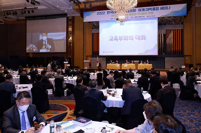 장상윤 교육부 차관이 23일 한국대학교육협의회 대학총장세미나에서 총장들의 질문에 답하고 있는 모습. 사진제공=교육부