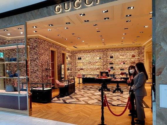 25일 14시 서울 영등포구 더현대서울 1층 구찌 매장이 한산하다. 대기없이 입장가능하다는 안내를 받았다. /사진=박문수 기자