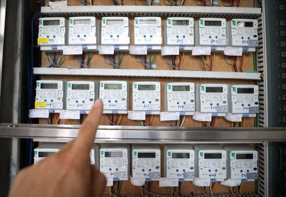 전기요금 인상여부 발표가 임박한 지난 19일 오전 서울 시내 한 오피스텔에 전기계량기가 돌아가고 있다. /사진=뉴시스