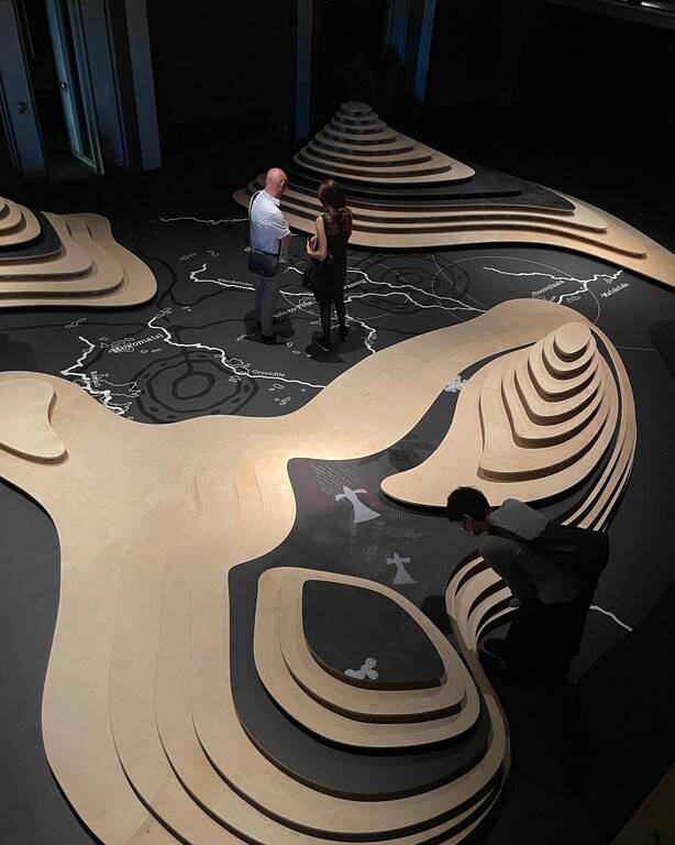 카셀의 호텔 헤센란트에 펼쳐진 학제 간 연구자들과 작가들의 협업 작품 <메이드유룩>(MADEYOULOOK)의 전시장. 신보슬 큐레이터 제공