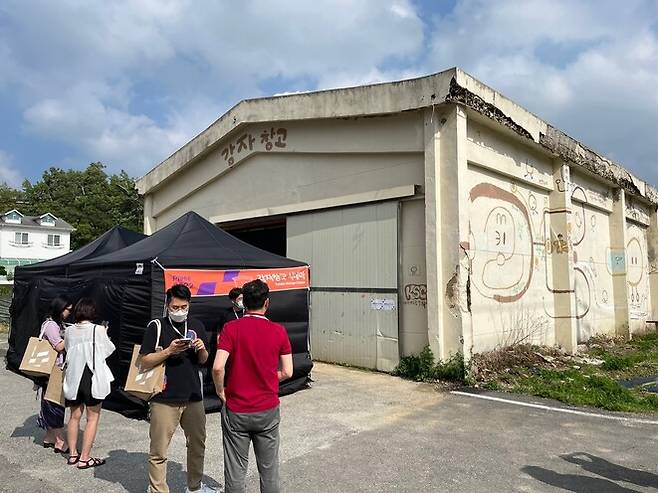 24일 오후, 강원도 평창군 대관령면의 ‘감자창고 시네마’ 앞에 관람객들이 모여있다. 감자창고 시네마는 감자창고를 개조해 만든 극장이다. 오승훈 기자